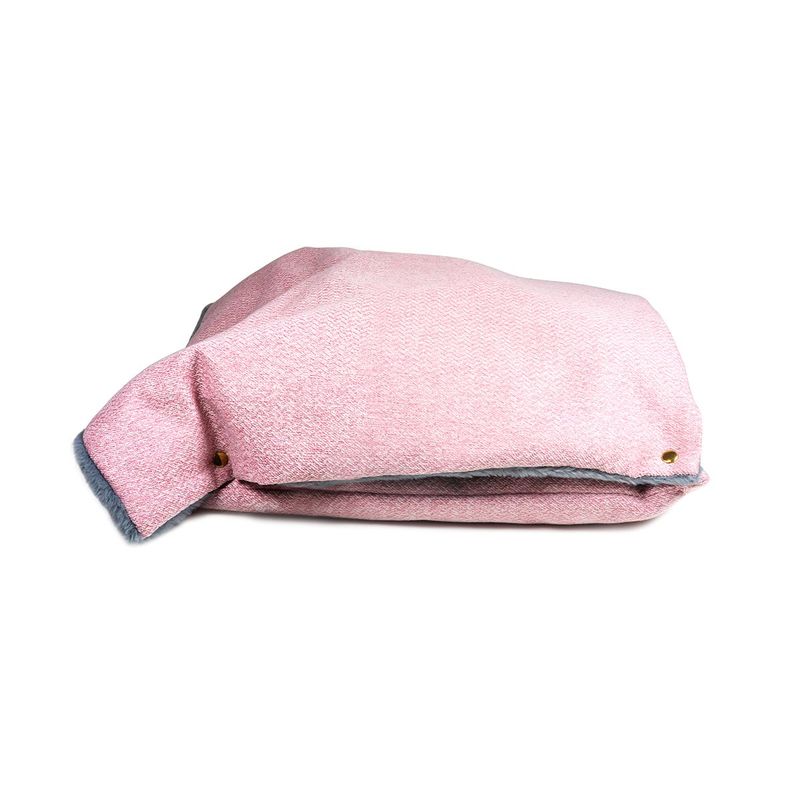 united-pets-cuccia-sacco-cangaroo-con-coperta-rosa-per-gatto3